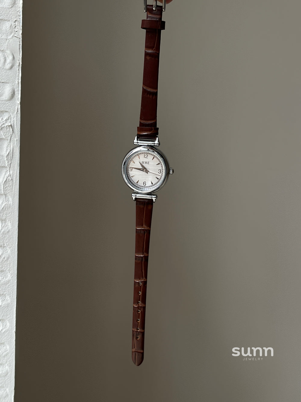 Keily Classic Round Quartz Watch [KKKNZE3V]