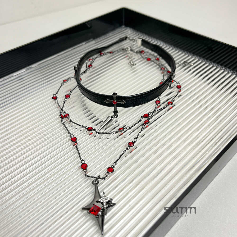 Kenedi Layered Cross Choker [CDLOZEMJ]