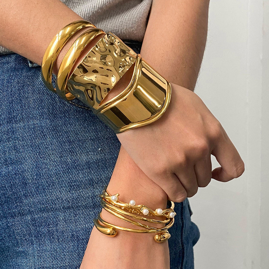Kenslee Golden Pearl Cuff Bracelet [I1DT4O9L]