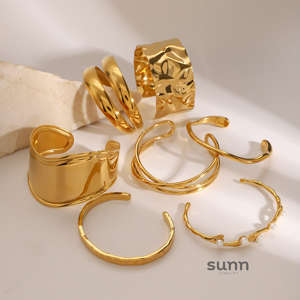 Kenslee Golden Pearl Cuff Bracelet [BT3AHK79]