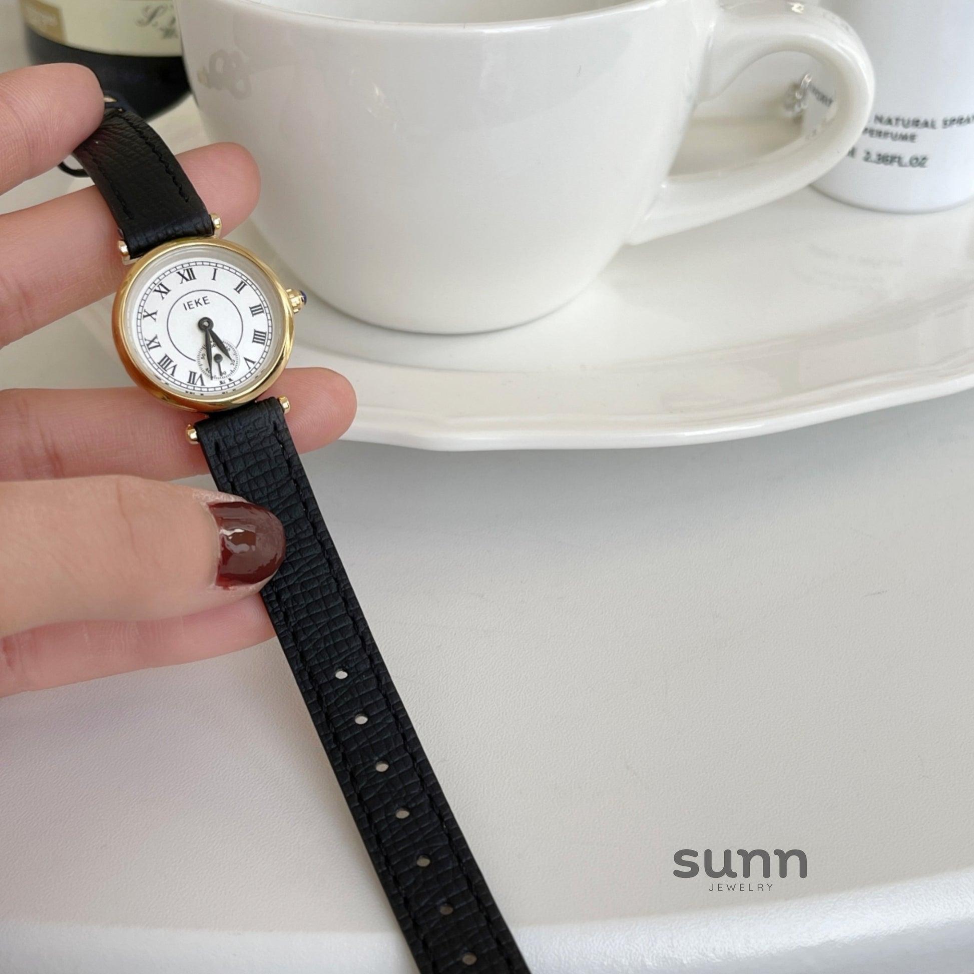 Kezia Retro Roman Watch [AVEZUDVA]