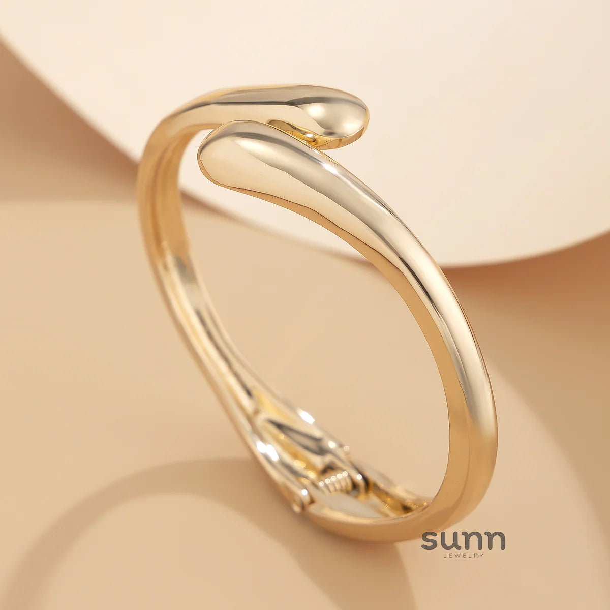 Khadija Teardrop Spring Bangle