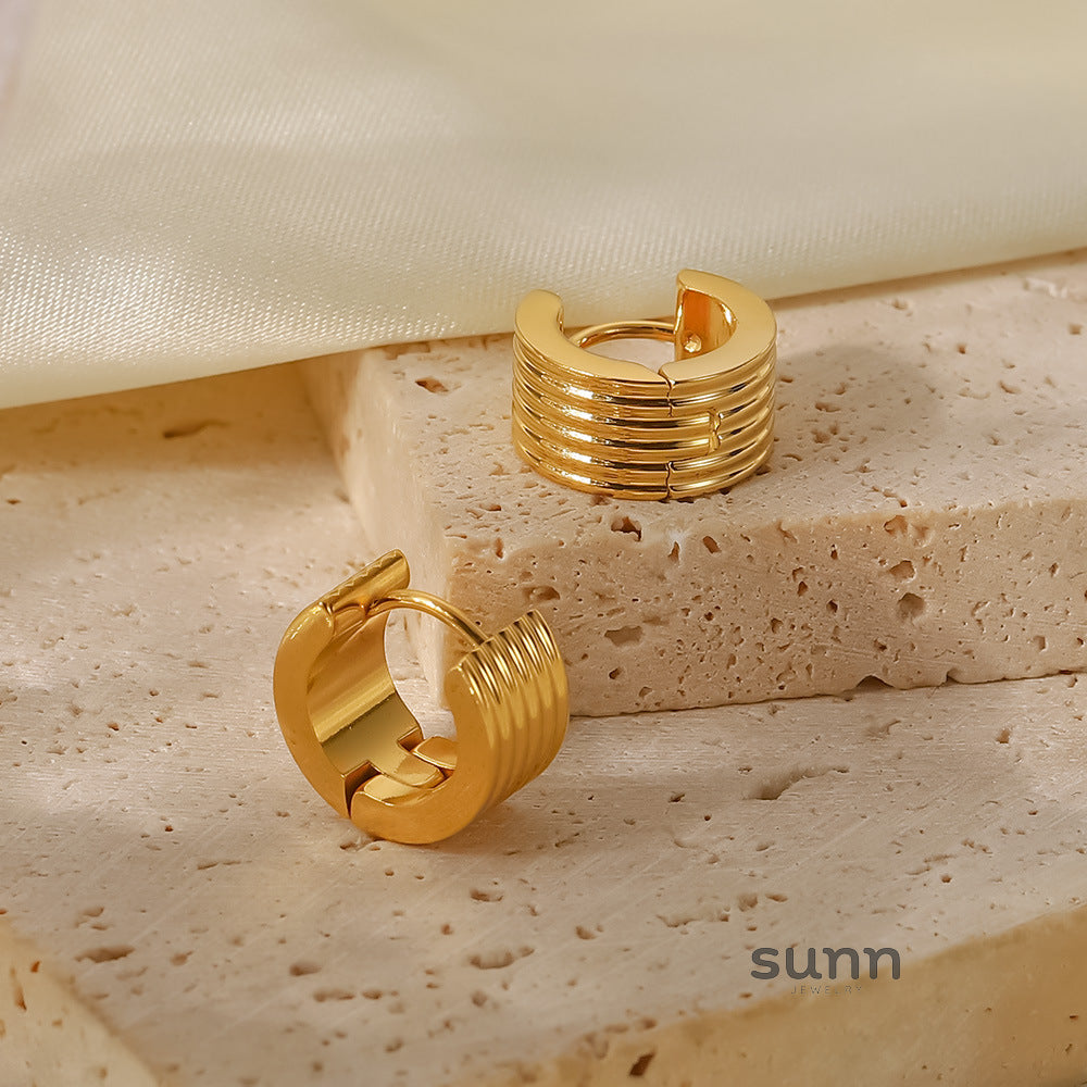 Khalia Ribbed Gold Hoop Earrings [EFOQ00RO]