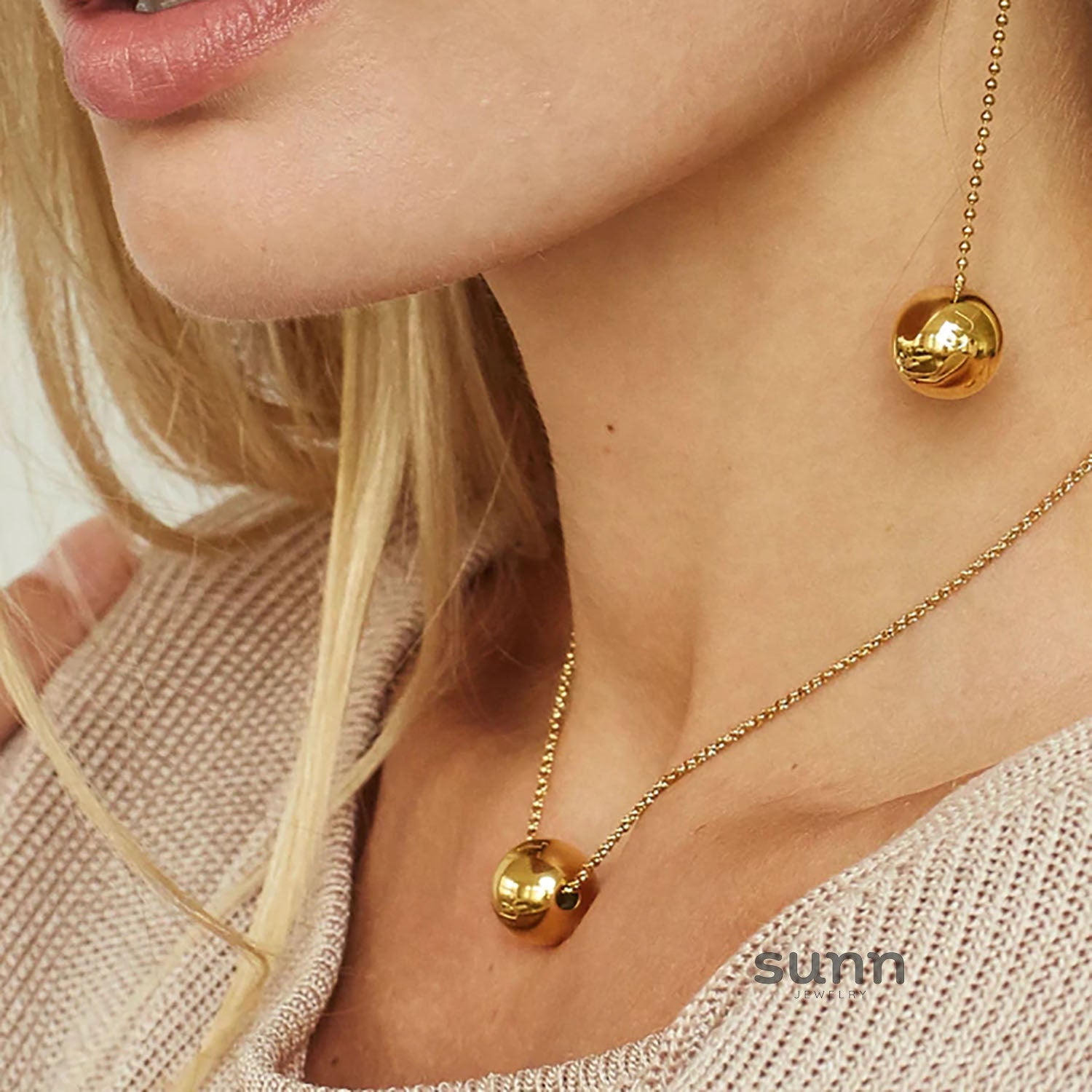 Kinley Gold Sphere Pendant Necklace [GHL4TMXS]