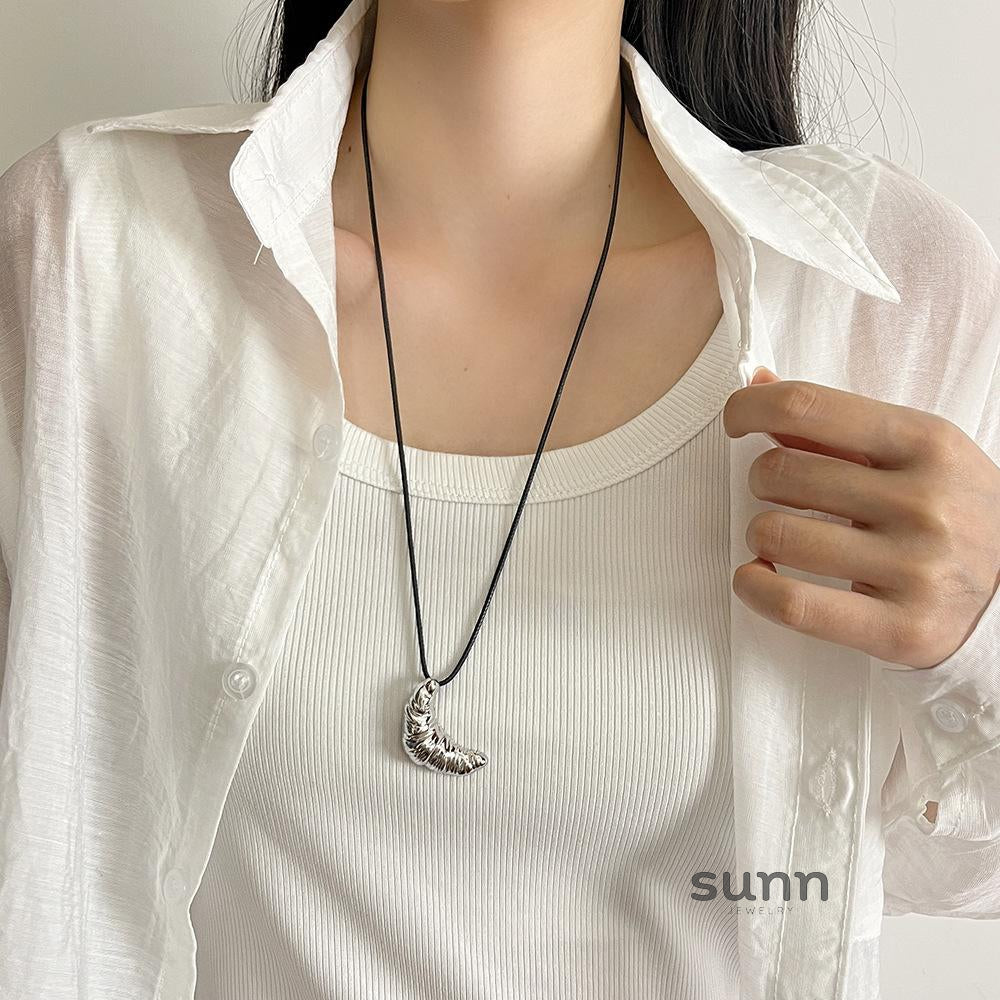 Kinsey Croissant Pendant Necklace [IM0I2UYZ]