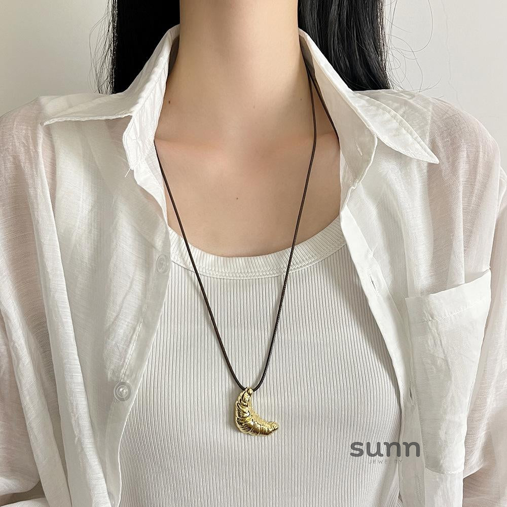 Kinsey Croissant Pendant Necklace [AH0A4IN2]