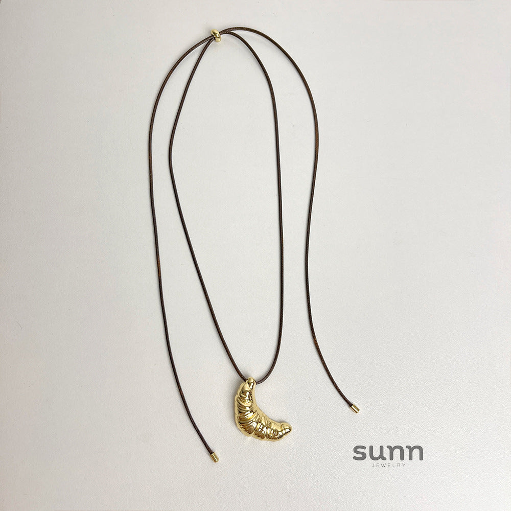 Kinsey Croissant Pendant Necklace [8DNSGPPJ]