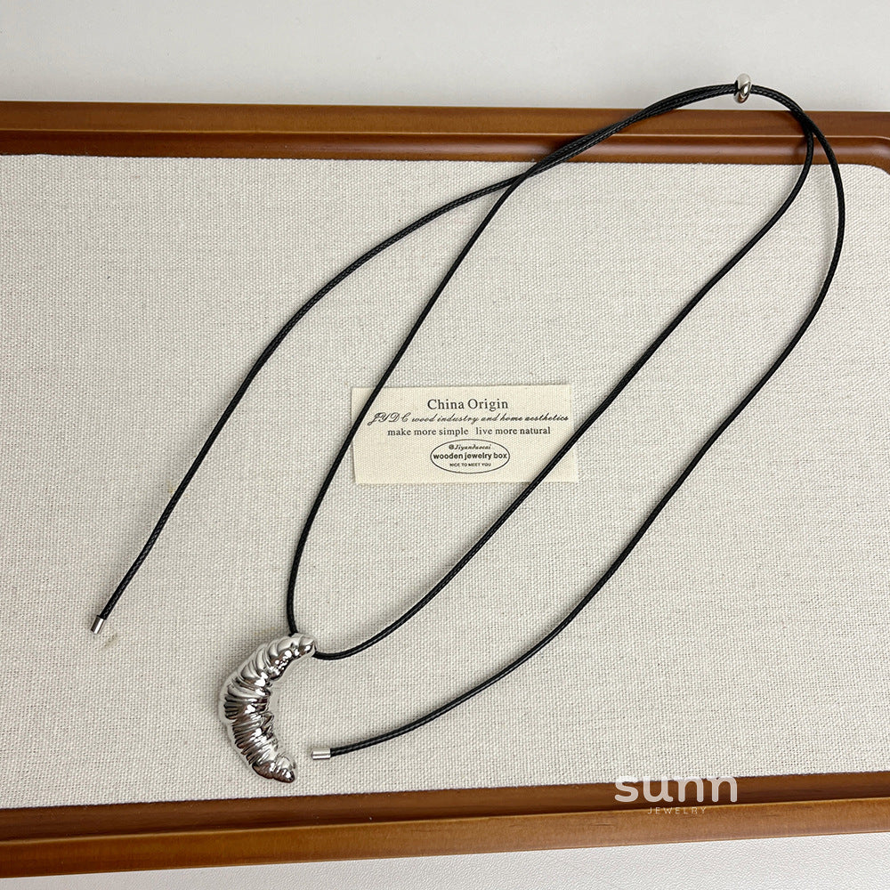 Kinsey Croissant Pendant Necklace [WYZISA5Q]
