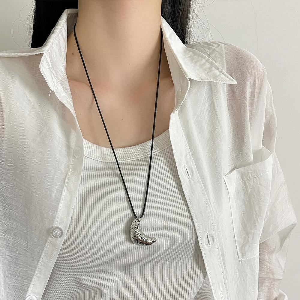 Kinsey Croissant Pendant Necklace [IM0I2UYZ]
