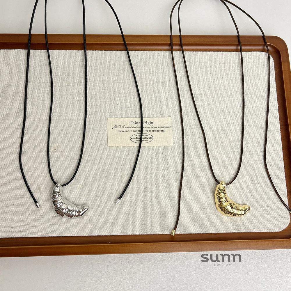 Kinsey Croissant Pendant Necklace [S8KSHRI9]