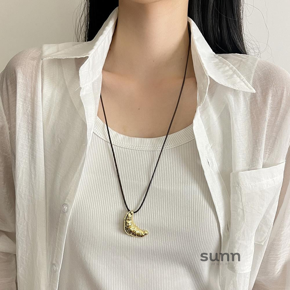 Kinsey Croissant Pendant Necklace [UKXRD92U]