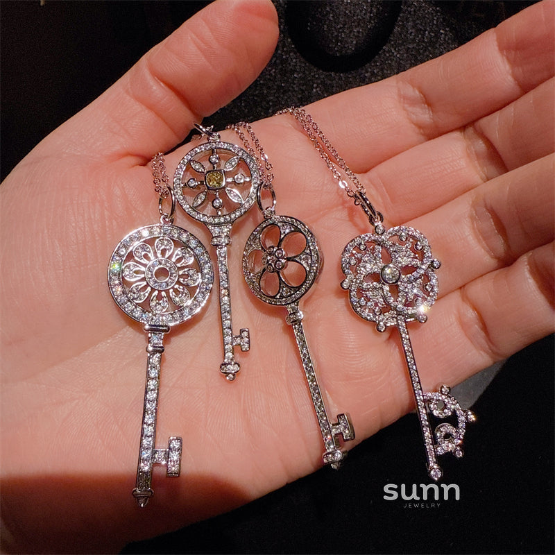 Kinslee Sparkling Key Necklace [Q0LIFQWK]