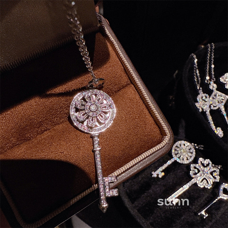 Kinslee Sparkling Key Necklace [QX8LJAF4]