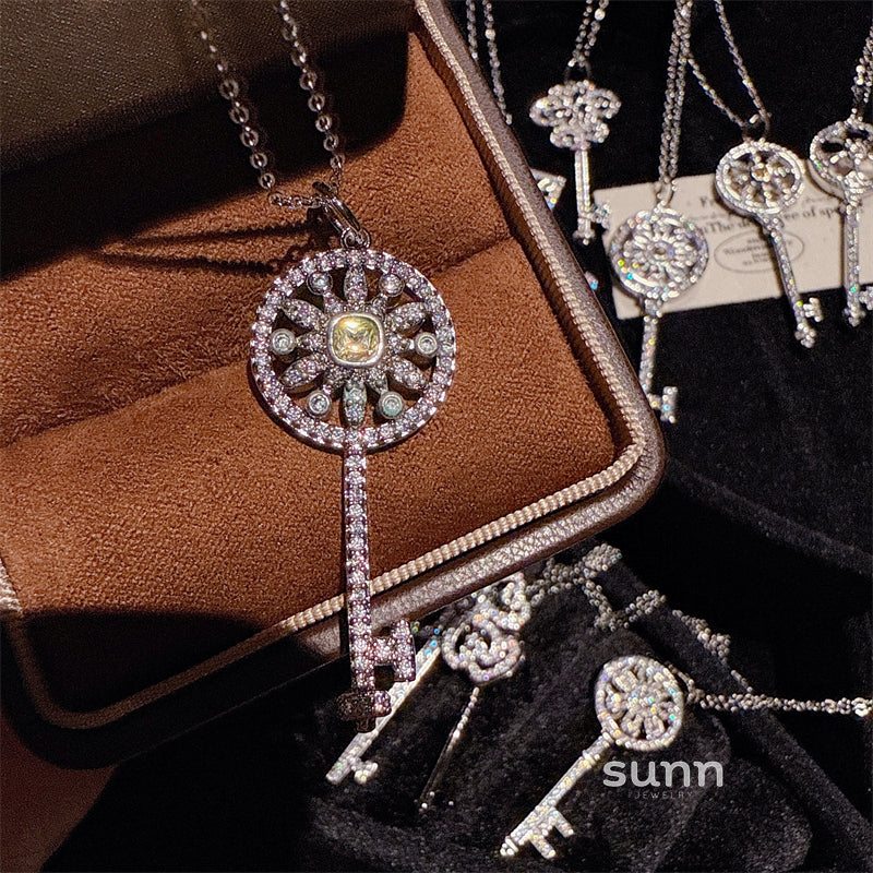 Kinslee Sparkling Key Necklace [1MONEH6I]