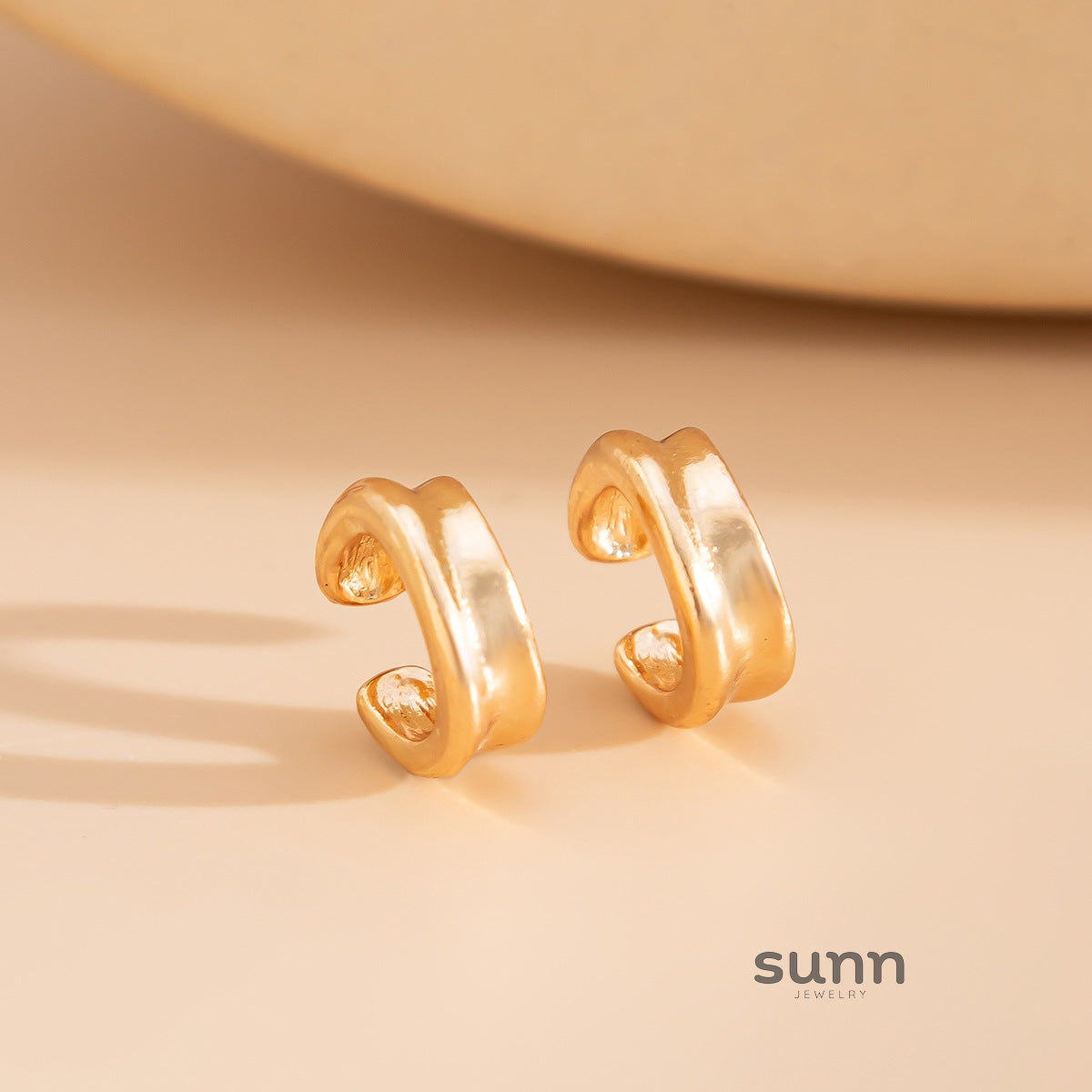 Koa Glossy Geometric Ear Clip [B4TBQVH9]