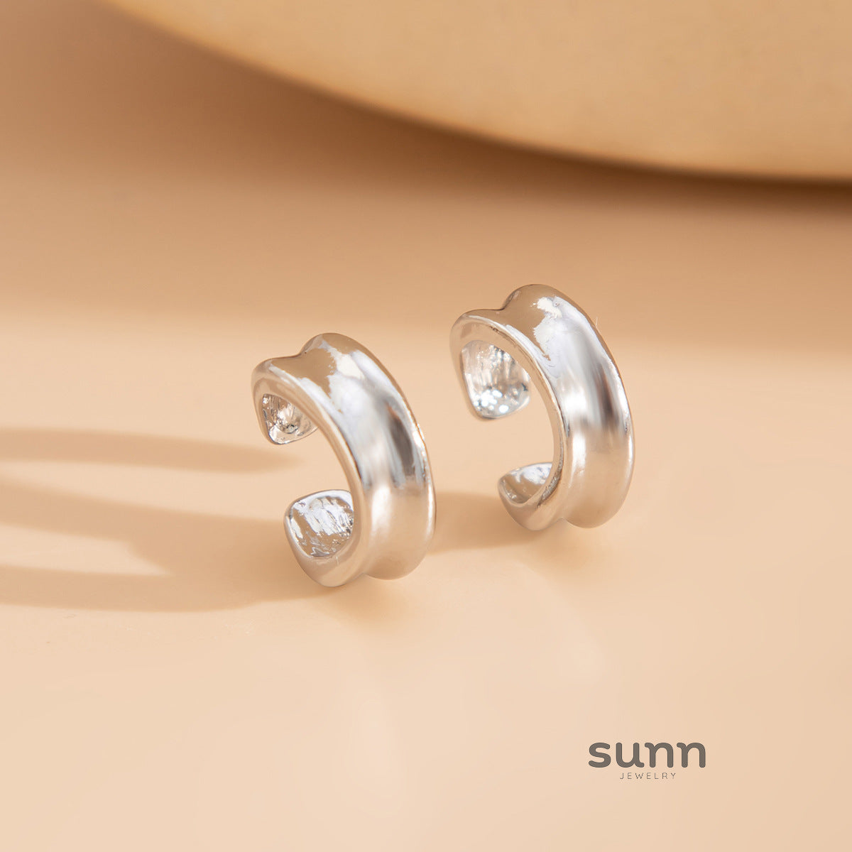 Koa Glossy Geometric Ear Clip [NJ90HL7M]