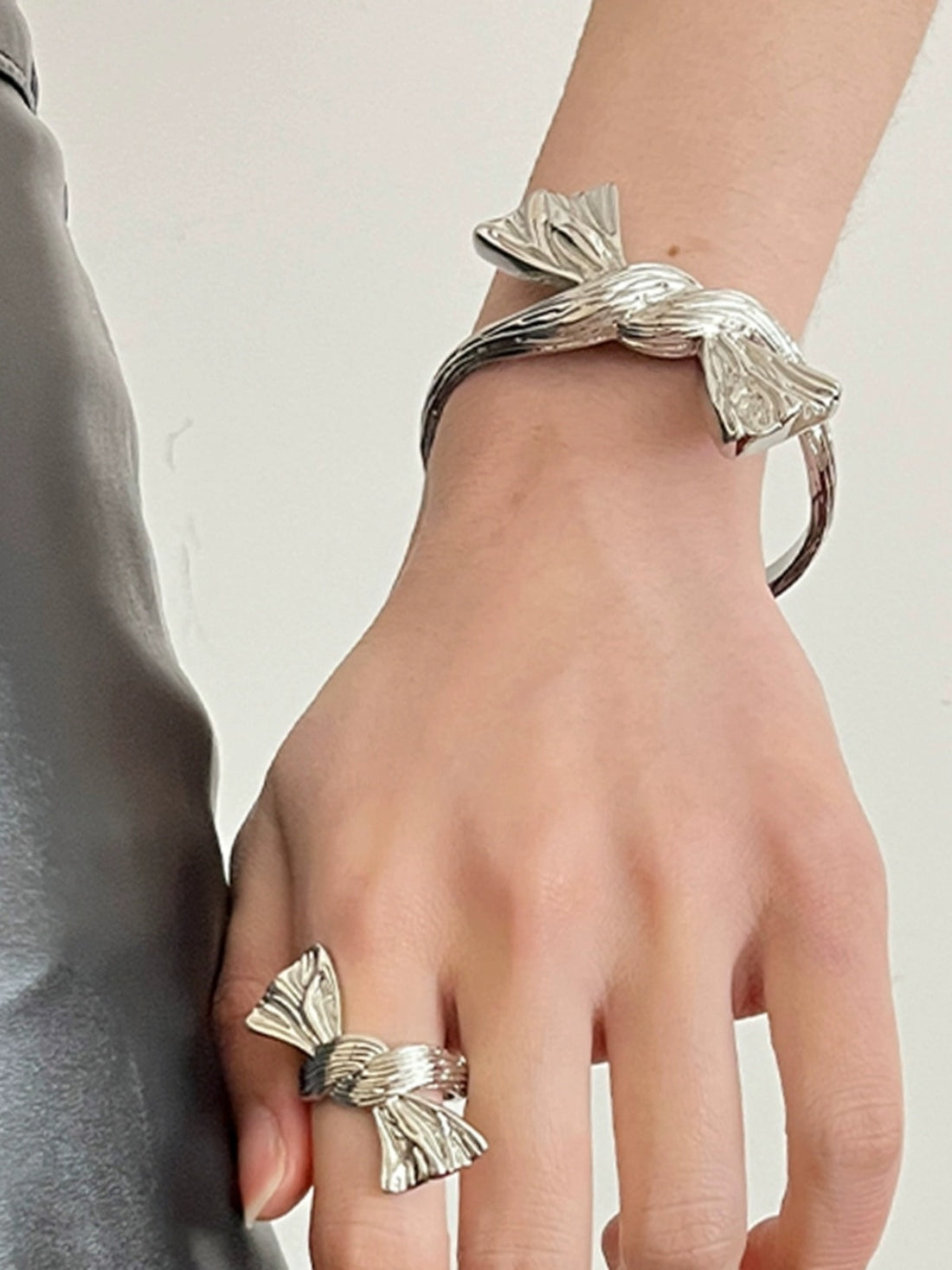 Kodie Sculptural Bow Jewelry [U35KEOIY]