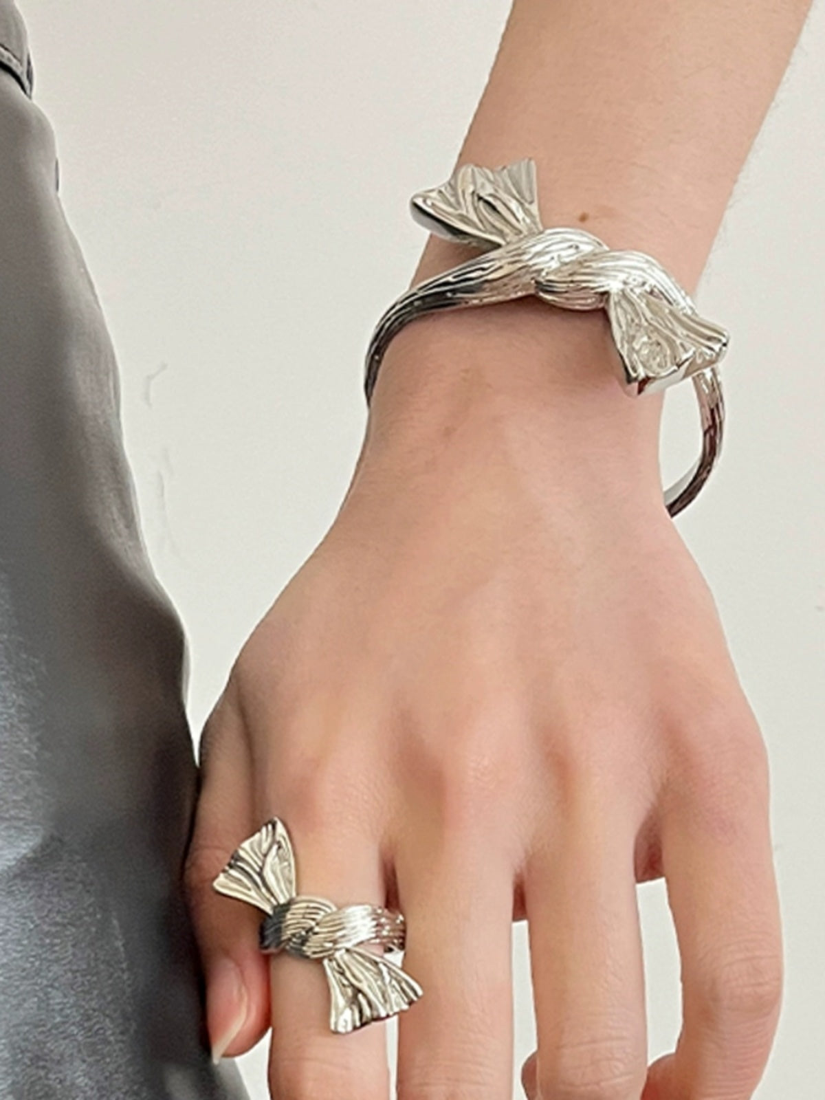 Kodie Sculptural Bow Jewelry [U35KEOIY]