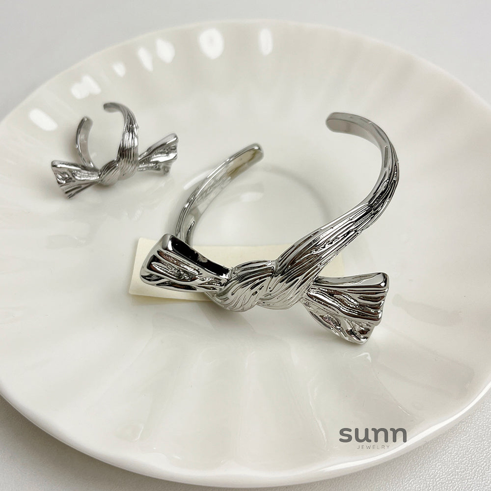 Kodie Sculptural Bow Jewelry [VO3L3V71]