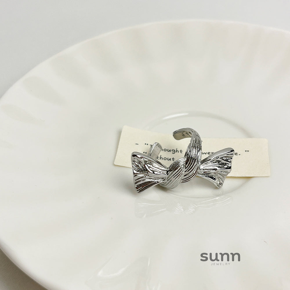 Kodie Sculptural Bow Jewelry [IZVE4HRR]