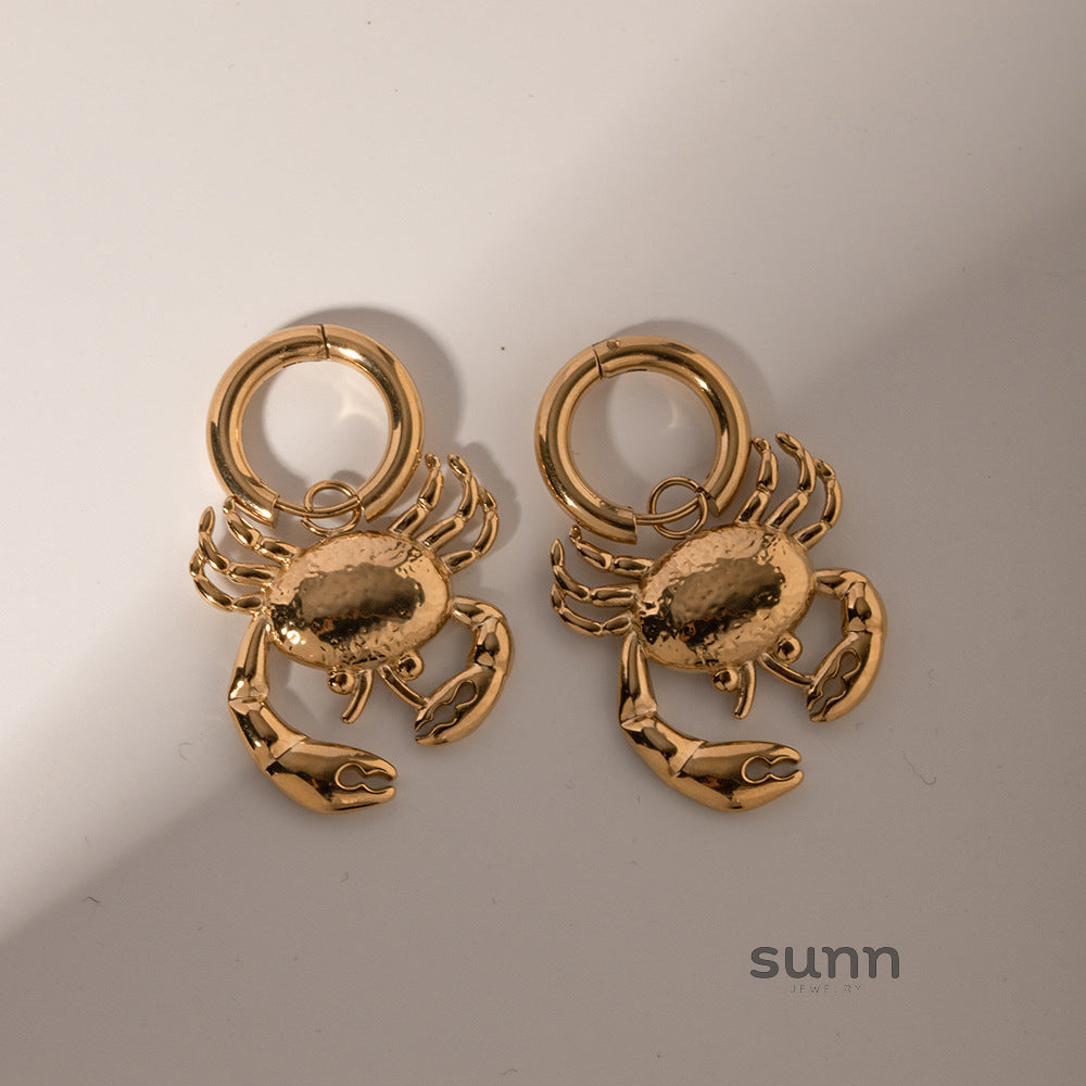 Kollins Crab Charm Hoop Earrings [IH0XTYXW]