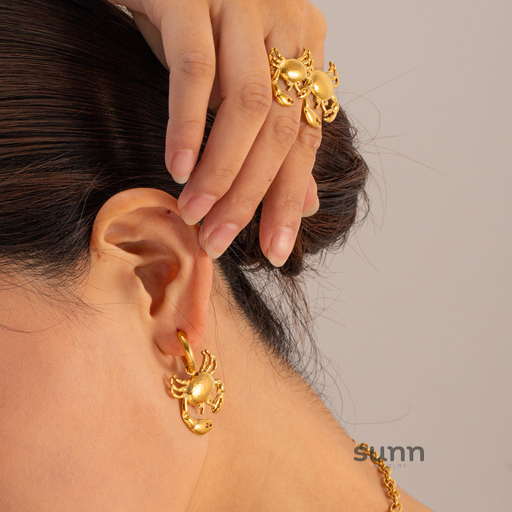 Kollins Crab Charm Hoop Earrings [L2R60NNK]