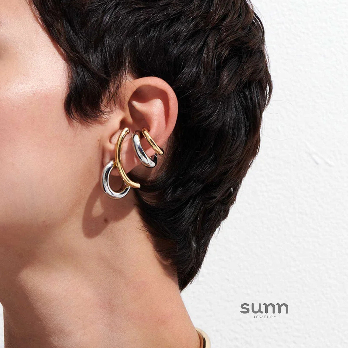 Kollins Double C Crystal Earrings [A5CLKHD8]
