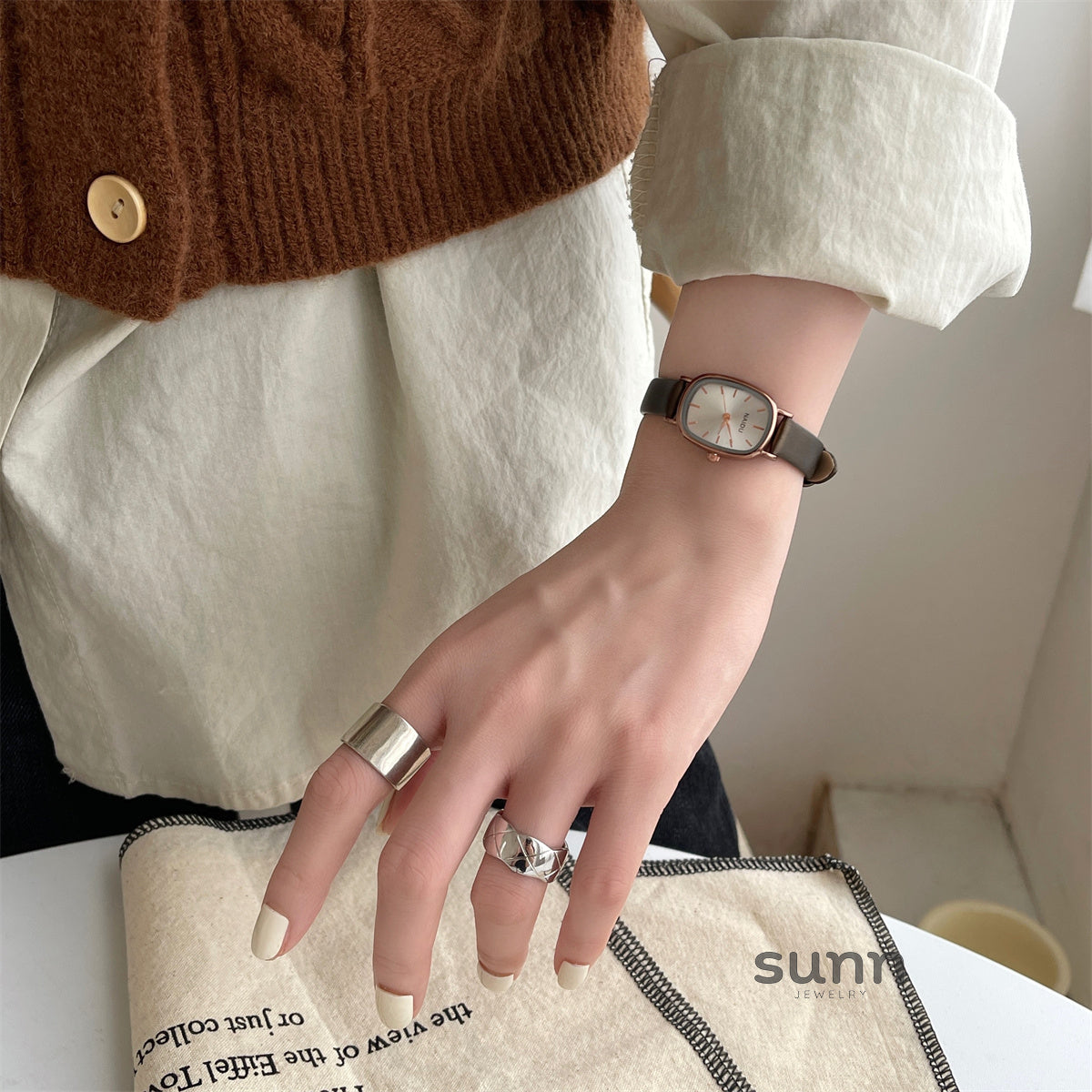 Kristin Petite Oval Watch [GWA8TY9D]