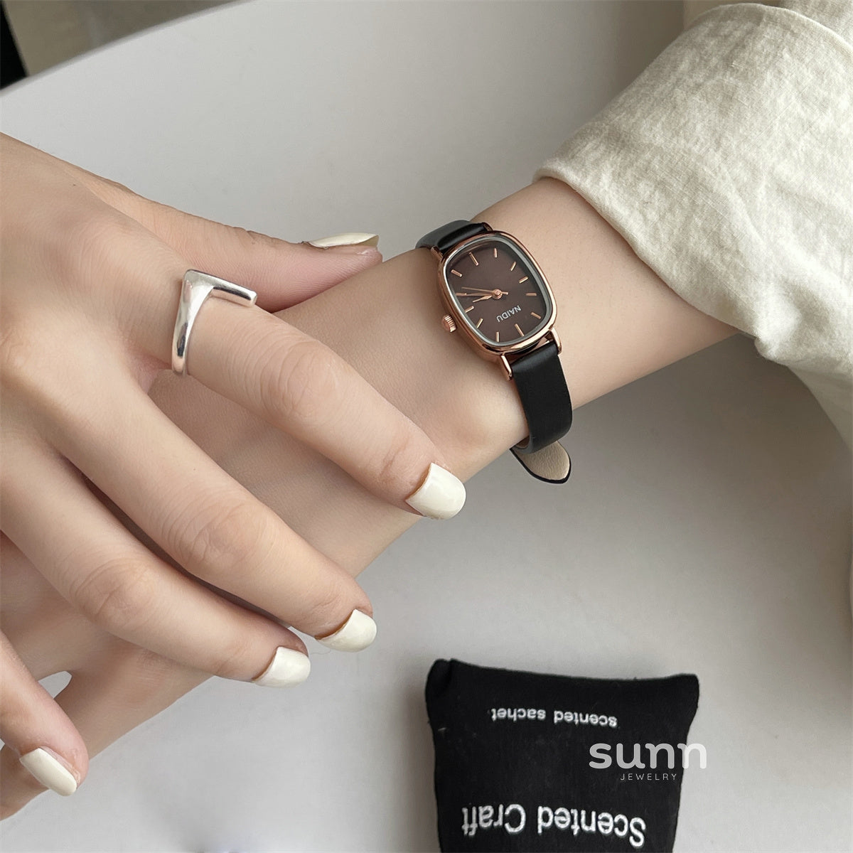 Kristin Petite Oval Watch [HRWLU422]