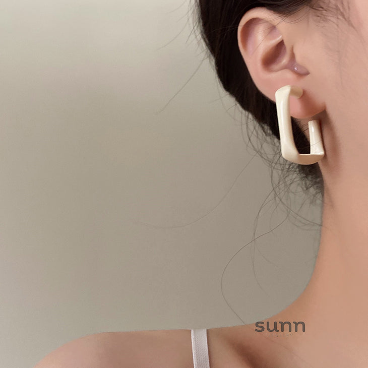 Kristy Sculptural Cream Earrings [CVDLLUE9]