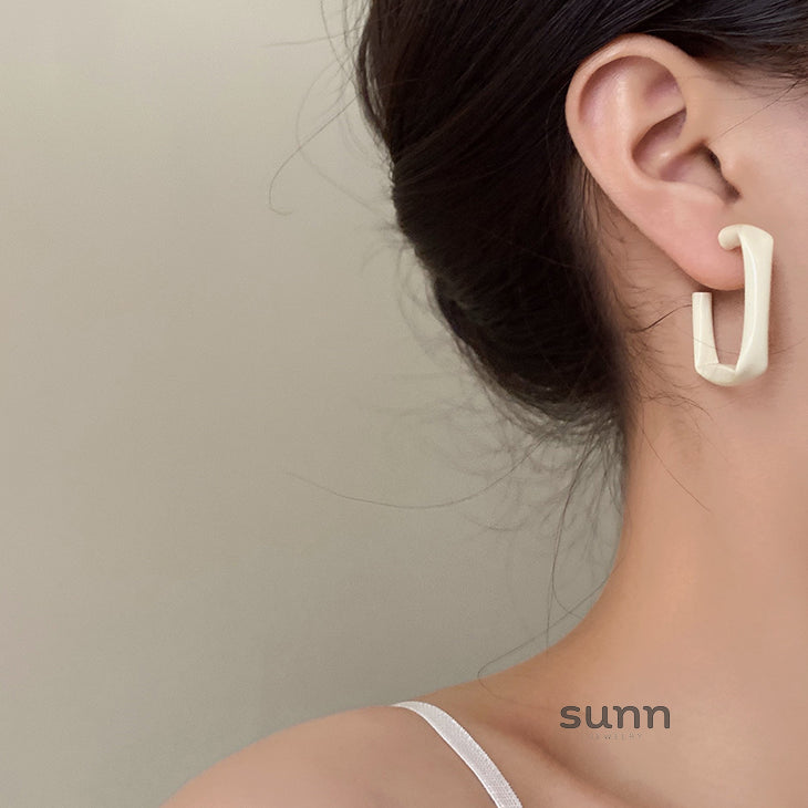 Kristy Sculptural Cream Earrings [RZNWLZ79]