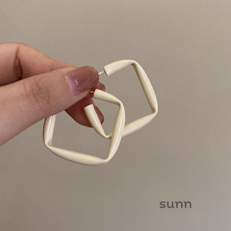 Kristy Sculptural Cream Earrings [SUR1B2TQ]