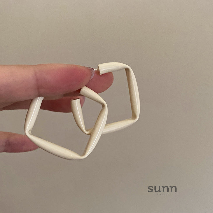Kristy Sculptural Cream Earrings [DHXXD9QR]