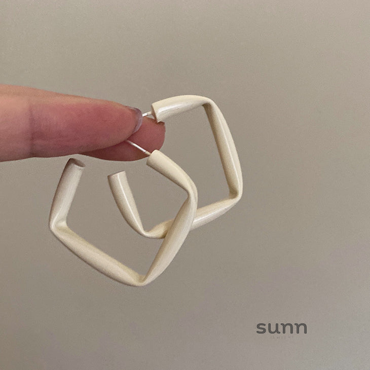 Kristy Sculptural Cream Earrings [GPDKHI9U]