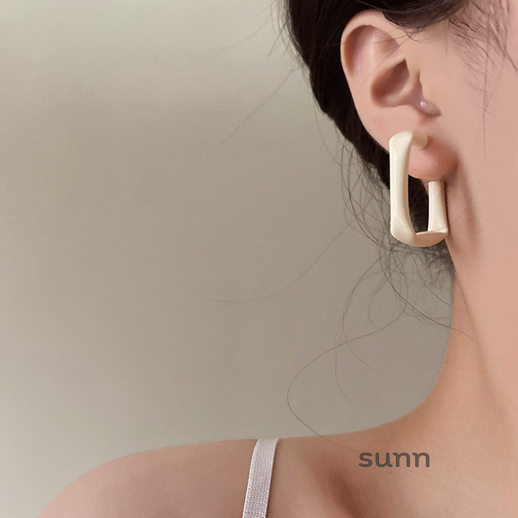 Kristy Sculptural Cream Earrings [7A7DT4HI]