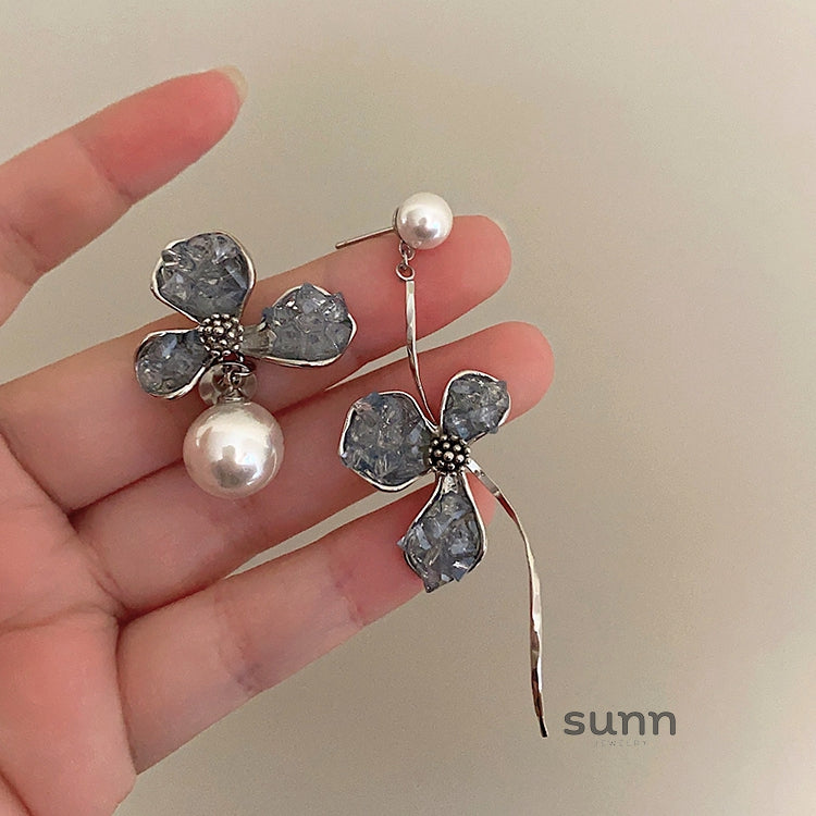 Ksenia Asymmetrical Pearl Flower Earrings [O9V9NOUN]