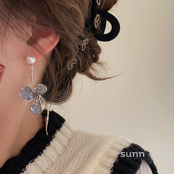 Ksenia Asymmetrical Pearl Flower Earrings [JO72BT20]