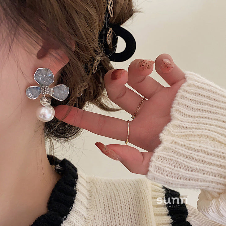 Ksenia Asymmetrical Pearl Flower Earrings [OM1YNGKQ]
