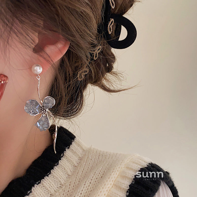 Ksenia Asymmetrical Pearl Flower Earrings [QO1BE1IC]