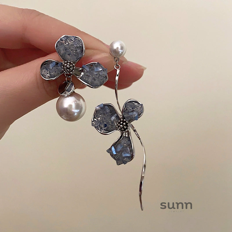 Ksenia Asymmetrical Pearl Flower Earrings [WNHFVKG2]