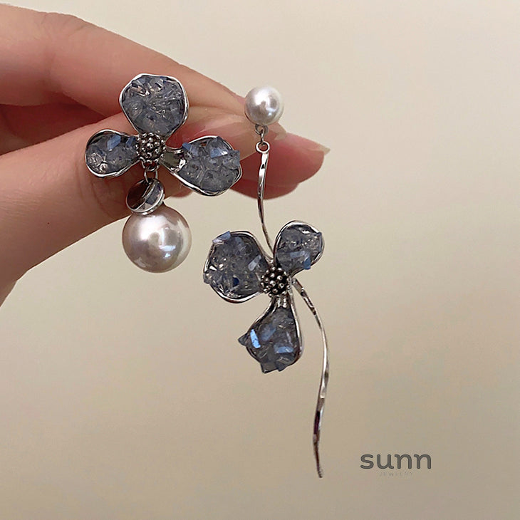 Ksenia Asymmetrical Pearl Flower Earrings [OPPIGI3S]