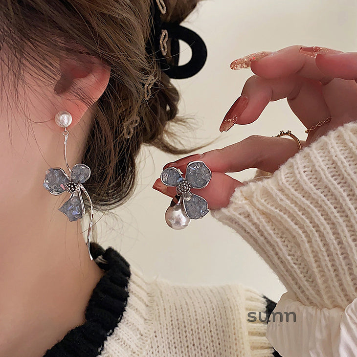 Ksenia Asymmetrical Pearl Flower Earrings [0WU2VF0I]