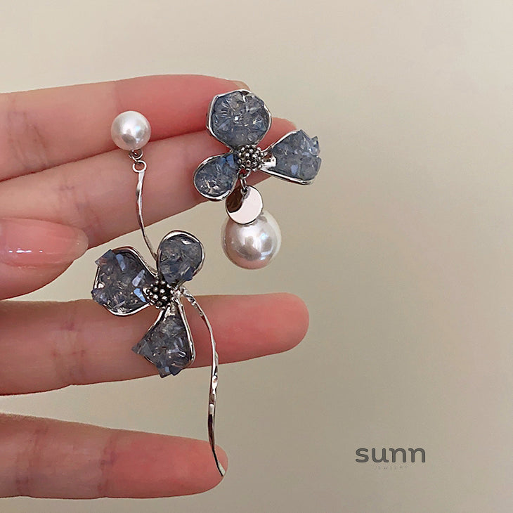 Ksenia Asymmetrical Pearl Flower Earrings [8HLUPAZM]
