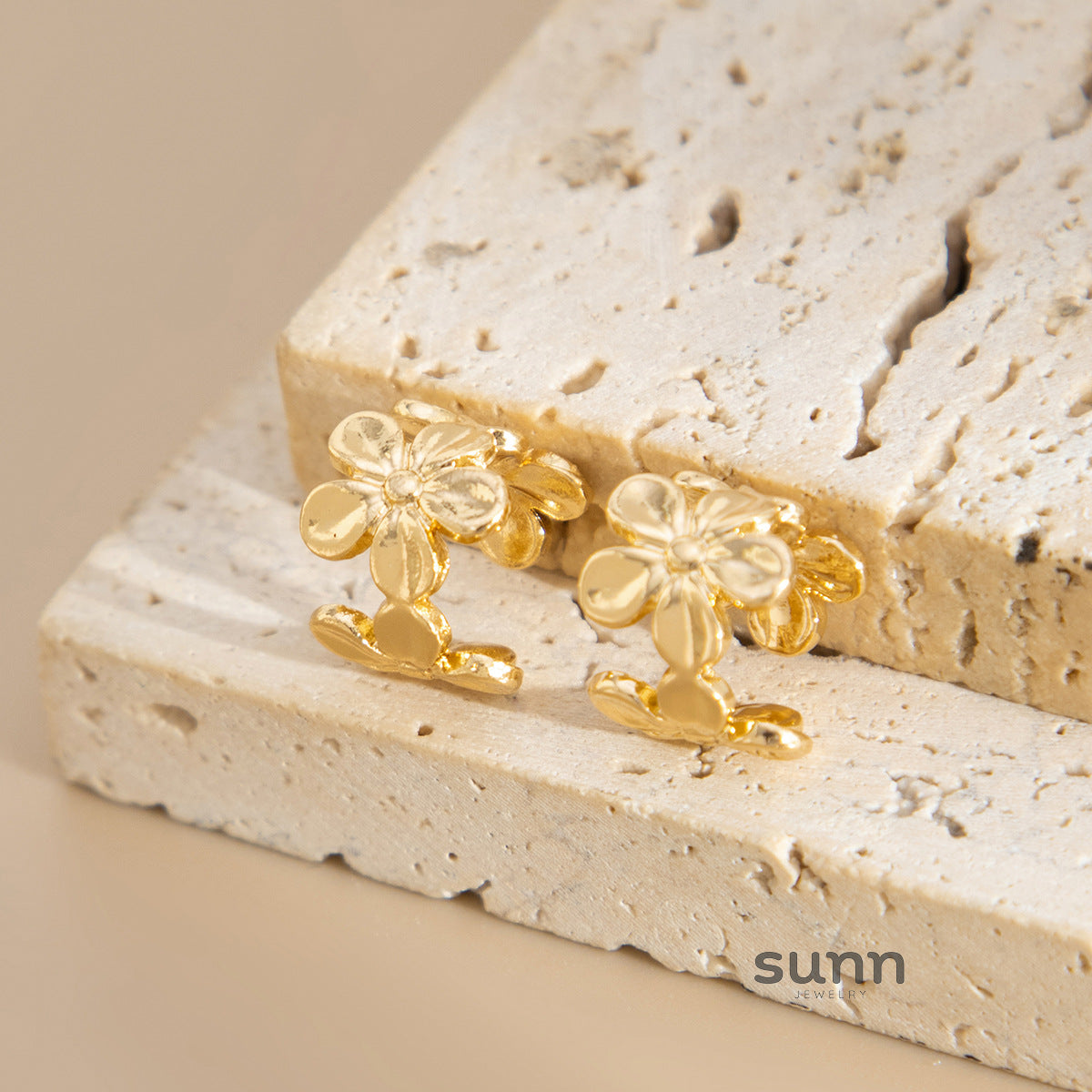 Kynlee Blossom Ear Cuff [2J6LQN1Q]