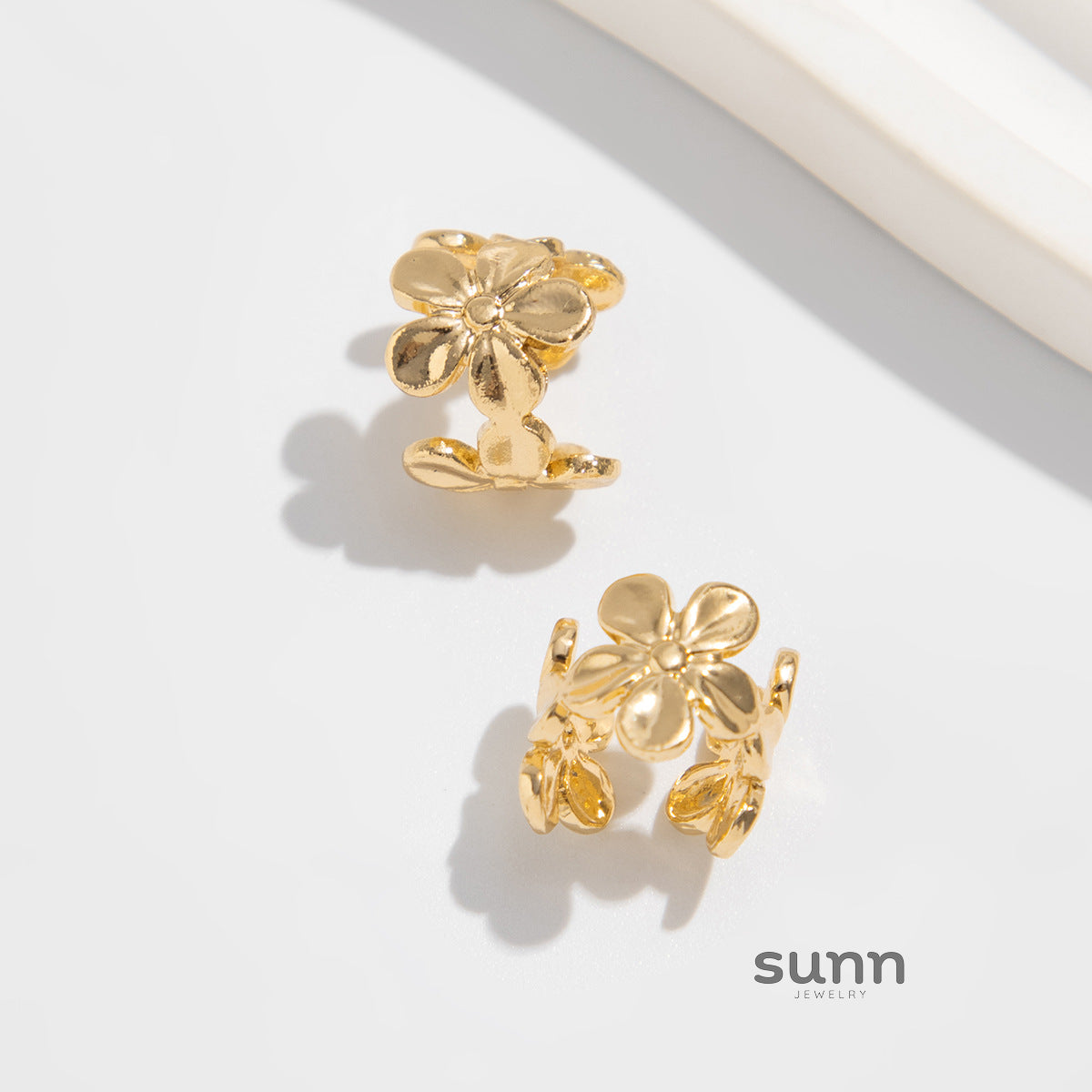 Kynlee Blossom Ear Cuff [57U79D2W]