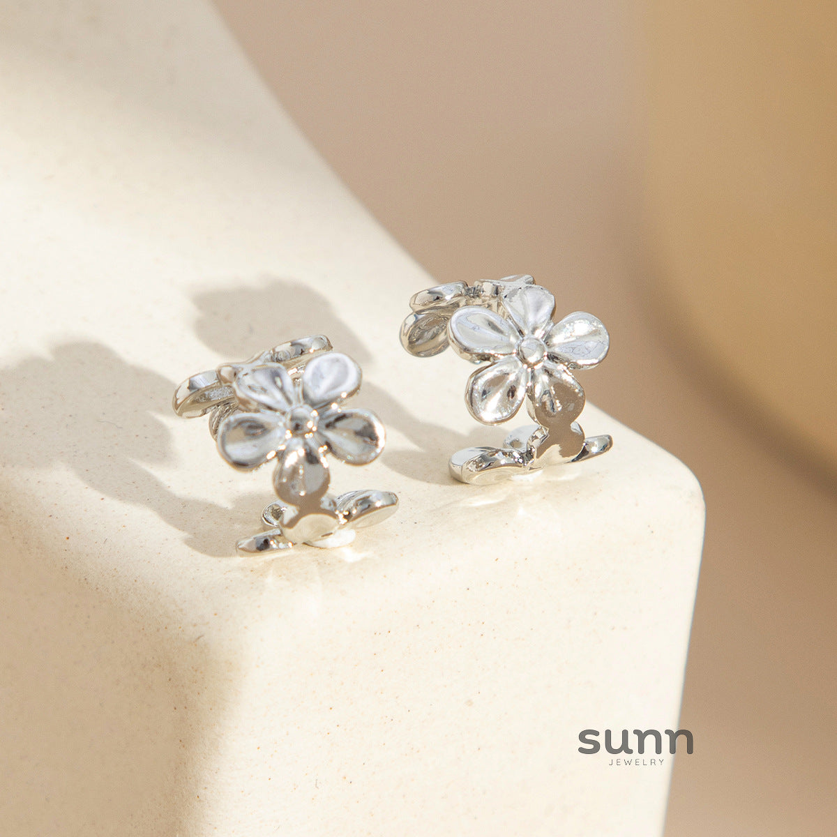 Kynlee Blossom Ear Cuff [4ZOQSKPD]