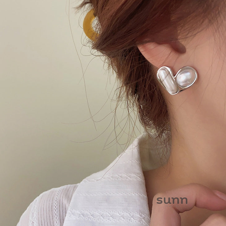 Kynslee Retro Pearl Heart Earrings [5VOJULIV]