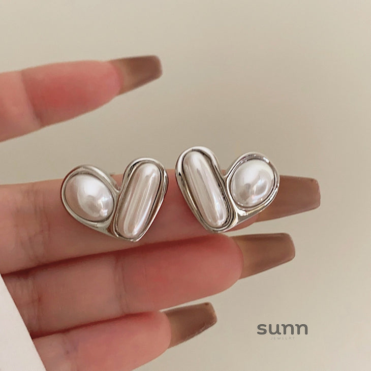 Kynslee Retro Pearl Heart Earrings [9ZRE9IPX]