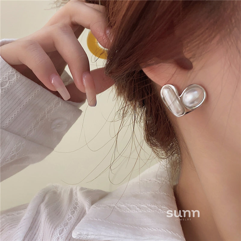 Kynslee Retro Pearl Heart Earrings [I4KNGBX4]