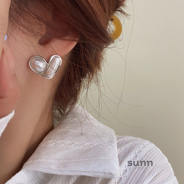 Kynslee Retro Pearl Heart Earrings [LEXLB8BE]